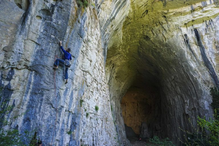 Prohodna Cave Climbing Kromanyonetsat' (5.12a)